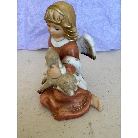 Vintage Goebel Annual Angel Sitting With Lamb Angel 895/20,000 2001 - Picture 6 of 10